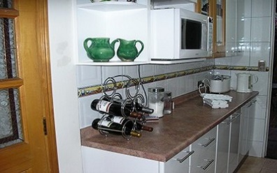 Muebles de cocina a medida postformado blanco vainilla y cubierta postformada